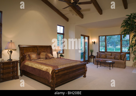 Sleigh bed in Palm Springs home Foto Stock