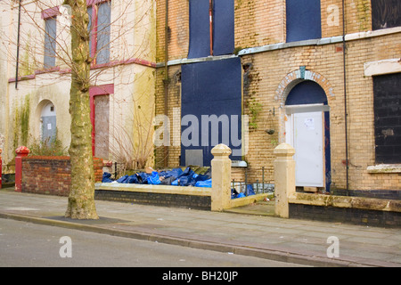 Una strada di intavolato case abbandonate nel granby st area di Liverpool Regno Unito Foto Stock