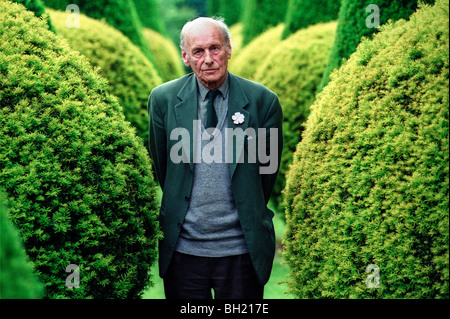 Signore Raglan raffigurata nel giardino della sua casa a Cefn Tilla Corte vicino a Usk Monmouthshire South Wales UK Foto Stock