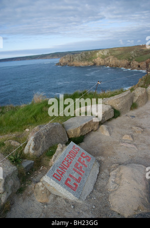 Scogli pericolosi a Lands End Cornwall Foto Stock