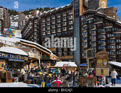 Cafe/Bar nel centro del resort, Avoriaz, Portes du Soleil Ski Region, Haute Savoie, Francia Foto Stock