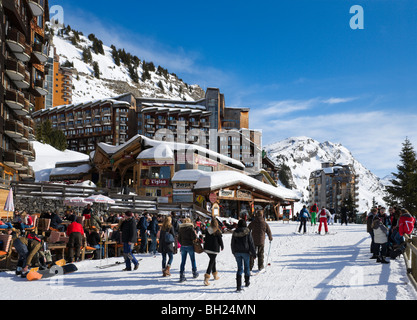 I bar e i negozi nel centro del resort, Avoriaz, Portes du Soleil Ski Region, Haute Savoie, Francia Foto Stock