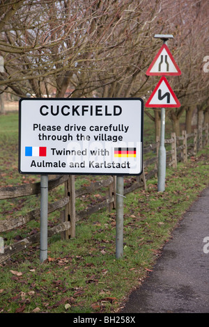 Segnaletica stradale segnando l'ingresso a Cuckfield e consigliare gli automobilisti a guidare lentamente a causa della stretta e strade tortuose. Foto Stock