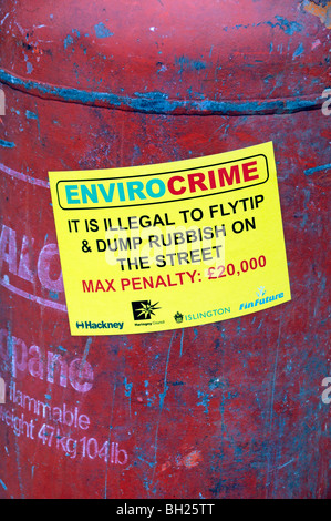 Envirocrime etichetta incollata su un cilindro con contenuto infiammabile oggetto di pratiche di dumping su una strada di Londra Inghilterra REGNO UNITO Foto Stock