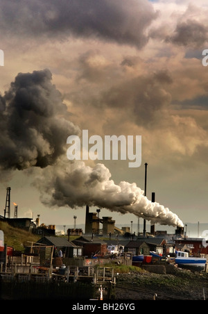 Fumo nero proveniente dal fumaiolo di fabbrica Foto Stock