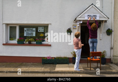 Casa a schiera a Bedwellty box utilizzato come stazione di polling per elezione nella circoscrizione di Blaenau Gwent nel Galles del Sud delle Valli REGNO UNITO Foto Stock