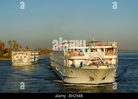 Il fiume Nilo, Alto Egitto. Barche di crociera a vela tra Luxor e Aswan. Foto Stock