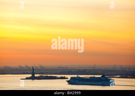 La Statua della Libertà e il norvegese per la nave da crociera Foto Stock