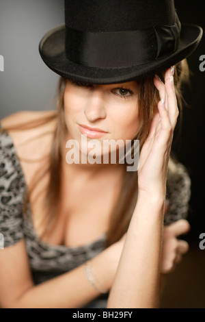 Donna con top hat Foto Stock