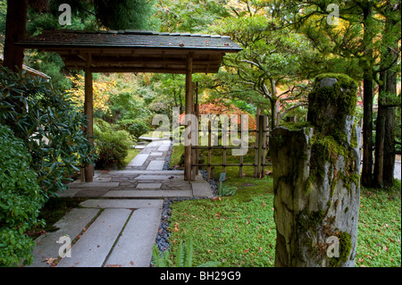 Gate, pietra, giardino Giapponese, Portland, Oregon, autunno Foto Stock