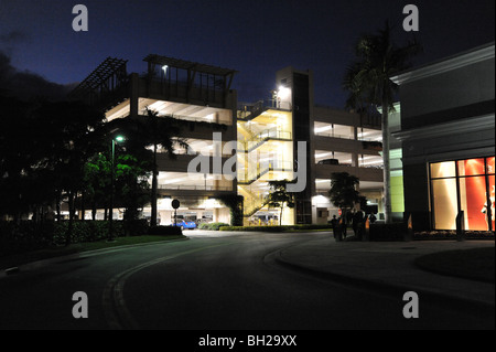 Multi-storia parco auto al Waterside Shops Naples, Florida USA Foto Stock