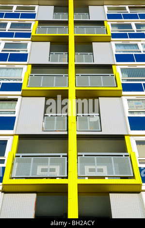 Luminoso modello astratto formata dal nuovo regime di vernice su un blocco di vecchio consiglio appartamenti in una tenuta in Redcliffe, Bristol. Foto Stock