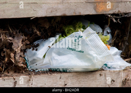 Compostabile sacchetto di plastica nel mucchio di composto Foto Stock