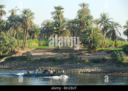 Il fiume Nilo, Alto Egitto. Una piccola barca che trasportano persone locali lungo il Nilo. Foto Stock