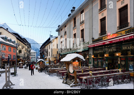 Strada pedonale del centro città (Rue du Dr Paccard), Chamonix Mont Blanc, Haute Savoie, Francia Foto Stock