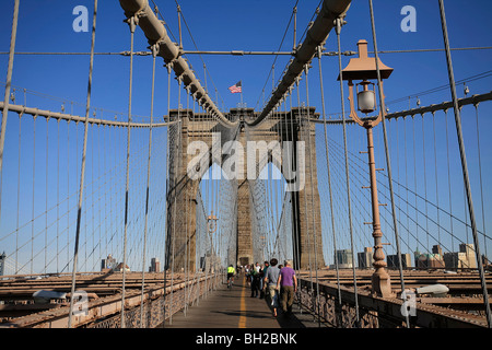 Vista del Ponte di Brooklyn Bridge Notte e giorni in cui la gente a piedi o in giro attraverso l'East River a Manhattan Foto Stock