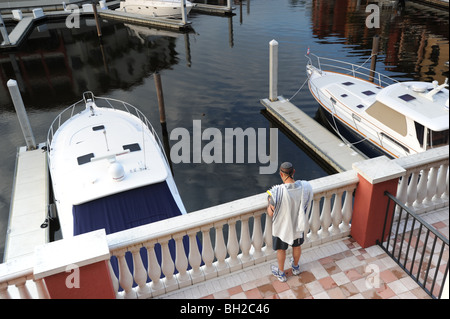Un uomo ebraico indossando un Tefillin, cassetta di pelle nera contenente i Dieci Comandamenti usurate durante le preghiere del mattino Foto Stock