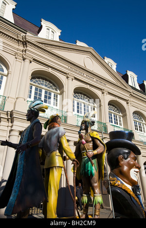 Zulu galleggianti legati per il Mardi Gras lascia lo stato della Louisiana Museum, del Quartiere Francese di New Orleans Foto Stock