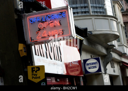 Licenza Off aperto 24 ore shop segno in Brighton, East Sussex, Regno Unito. Foto Stock