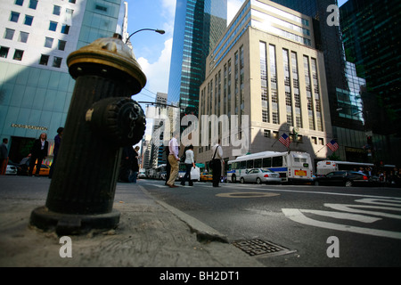 Attraversamento pedonale la Quinta Avenue vicino al Trump Tower Foto Stock