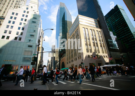 Attraversamento pedonale la Quinta Avenue vicino al Trump Tower Foto Stock