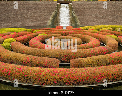 Architettura paesaggistica e la cascata nel giardino centrale presso il Getty Center di Los Angeles, California, USA. Foto Stock