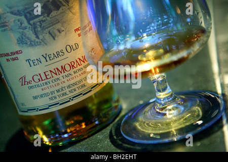 Bottiglia di whisky in una New York City bar Foto Stock