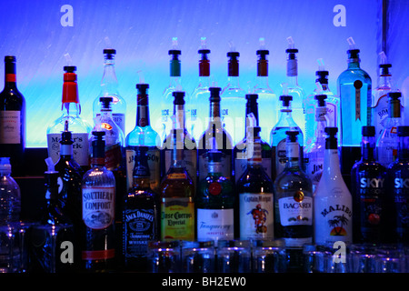 Bottiglia di whisky in una New York City bar Foto Stock