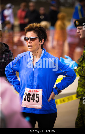 Donna sorridente in esecuzione nella maratona, Regina, Saskatchewan Foto Stock