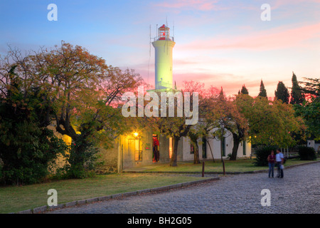 Vecchio faro di Colonia del Sacramento al crepuscolo. Uruguay Foto Stock