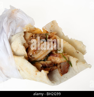 Vista ravvicinata di un Arabo shawarma di pollo, una economici, nutriente avvolgimento sandwich che è un famoso fast food del Medio Oriente, Foto Stock