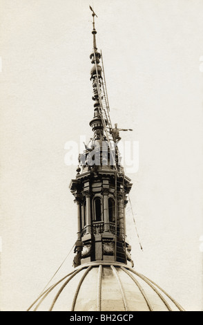 Due Daredevil Steeplejacks sulla cima di Steeple Foto Stock