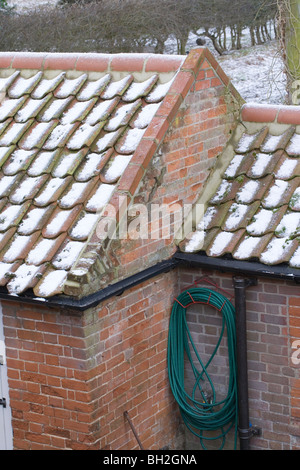 Neve e grandine sul tetto Pantile una dependance. Foto Stock