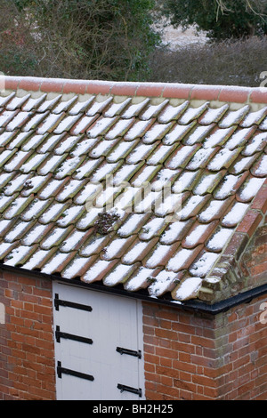 Neve e grandine sul tetto Pantile una dependance. Foto Stock