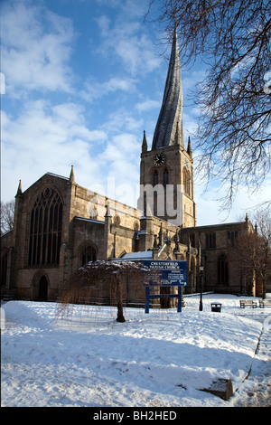 Chesterfields St Marys chiesa conosciuta come la guglia storta dopo la neve pesante Derbyshire Inghilterra Foto Stock