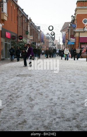 I cacciatori di affari e per lo shopping nel gennaio vendite su Vicar Lane precinct Chesterfield Derbyshire East Midlands England Foto Stock