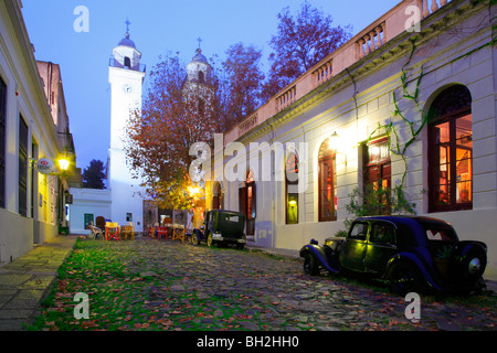 La vecchia strada a Colonia del Sacramento, con la vecchia auto e cattedrale. uruguay, Sud America. Foto Stock