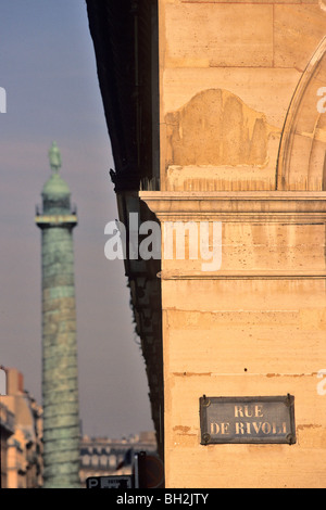 Arco sulla Rue de Rivoli e sullo sfondo la colonna a Place Vendome, 6TH ARRONDISSEMENT DI PARIGI (75), Francia Foto Stock