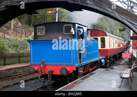 Locomotiva a vapore si avvicina la stazione di lakeside, Lakeside e ferrovia haverthwaite, cumbria, Inghilterra Foto Stock