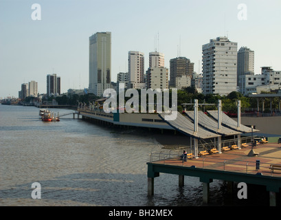 Ecuador. La città di Guayaquil. Malecón 2000, lato nord e il fiume Guayas. Foto Stock