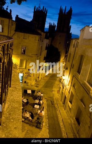 Persone a cena in un ristorante sul marciapiede, scene di strada, Montpellier, HERAULT (34) Foto Stock