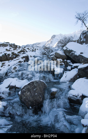 Ogwen Valley Conwy North Wales gennaio Una cascata ghiacciata con ghiaccioli appesi nel Parco Nazionale di Eryri Snowdonia Foto Stock
