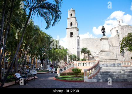 Parque Hidalgo e Chiesa Templo de La Compania de Jesus o de la Tercera Orden. . Merida, Yucatan, Messico. Foto Stock