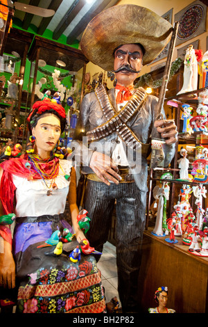 Frida Kahlo e Emiliano Zapata pappmache figurine in un arte popolare messicana di regali. Merida, Yucatan, Messico. Foto Stock