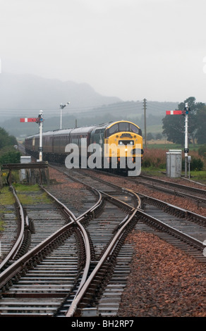 Inglese di tipo elettrico 4,classe 40,40145, avvicinandosi alla stazione a Kingussie, highlands, Scozia, settembre 2009 Foto Stock