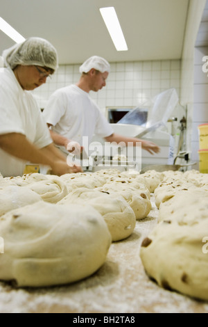 Due persone in una panetteria con rulli Foto Stock