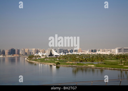 Dubai Emirati Arabi Uniti dicembre guardando sopra Dubai Creek Golf e Yacht Club per le sempre mutevoli dello skyline della città Foto Stock