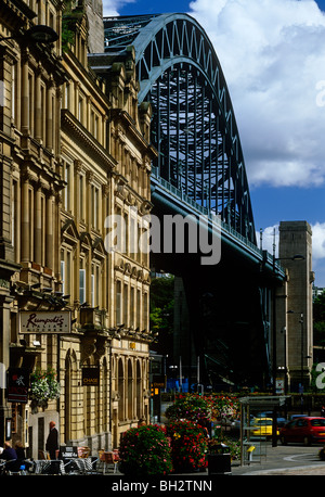 Una vista diurna del Tyne Bridge e il quayside da Sandhill, Newcastle upon Tyne Foto Stock