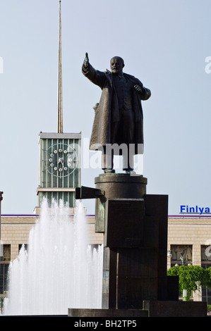 Statua di V I Lenin al di fuori della Finlandia stazione ferroviaria, San Pietroburgo, Russia Foto Stock