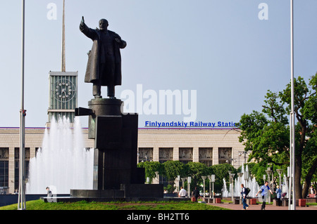 Statua di V I Lenin al di fuori della Finlandia stazione ferroviaria a San Pietroburgo Russia Foto Stock